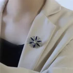 Women‘s Brooch Crystal Snowflake Lapel Pins for Men