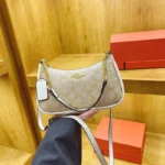 Classic style crossbody bag with underarm print - versatile single-shoulder
