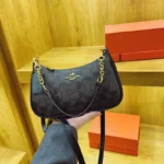 Classic style crossbody bag with underarm print - versatile single-shoulder - Image 3