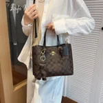 Parisian Style Fashionable and Minimalist Women's Crossbody Bag, Featuring Design - Image 2